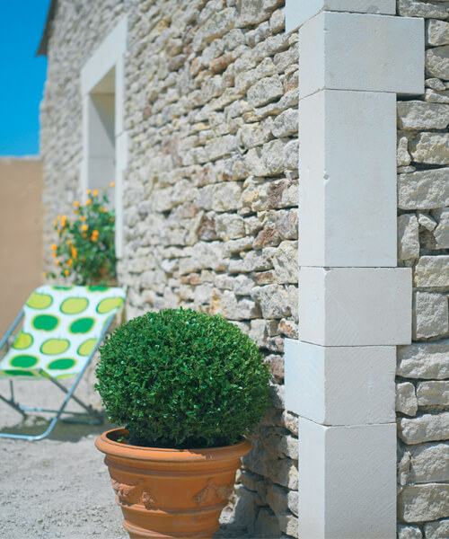 Coin de mur en pierre naturelle de la gamme Artheon.